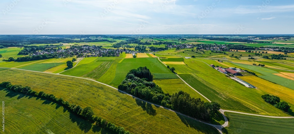 Fototapeta premium Landwirtschaftlich geprägte Landschaft im schwäbischen Naturpark Westliche Wälder - Ausblick ins Schmuttertal 