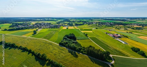 Landwirtschaftlich geprägte Landschaft im schwäbischen Naturpark Westliche Wälder - Ausblick ins Schmuttertal 