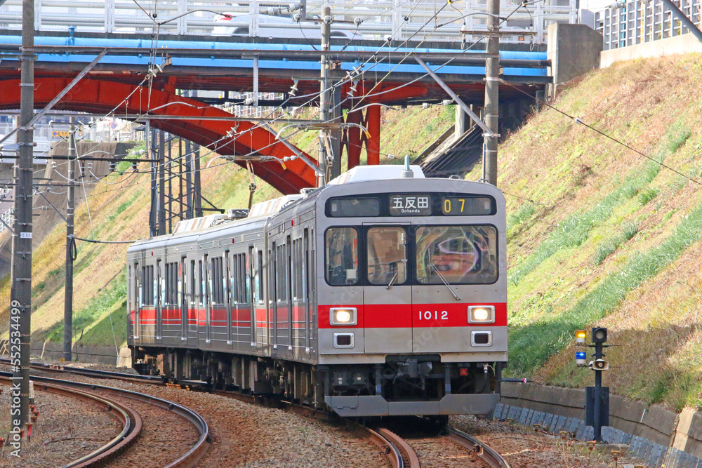 Fototapeta premium 東急池上線を走る車両