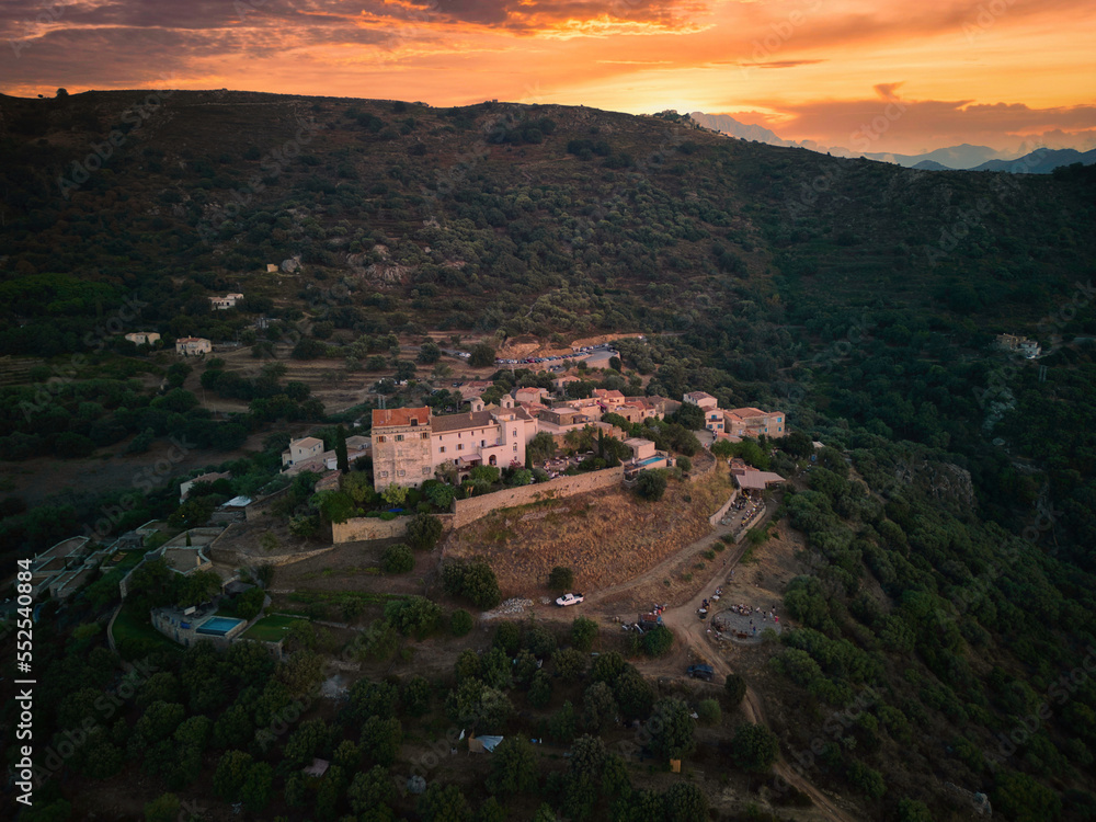 Kleines Dorf auf Korsika, auf einem Berg