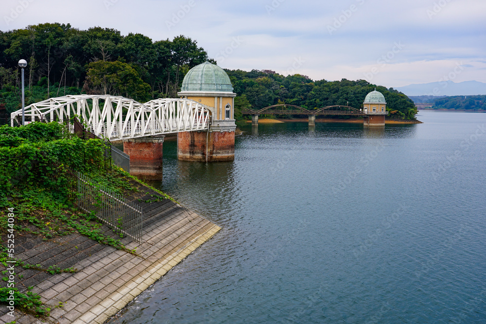 Fototapeta premium 村山下貯水池の取水塔(多摩湖)