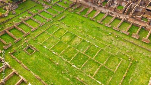 Fotografia Aerial view of the Grandi Horrea, public warehouses of Ostia Antica