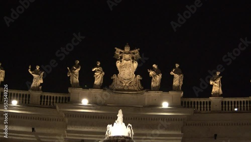 da fontana su a colonnato san Pietro  photo