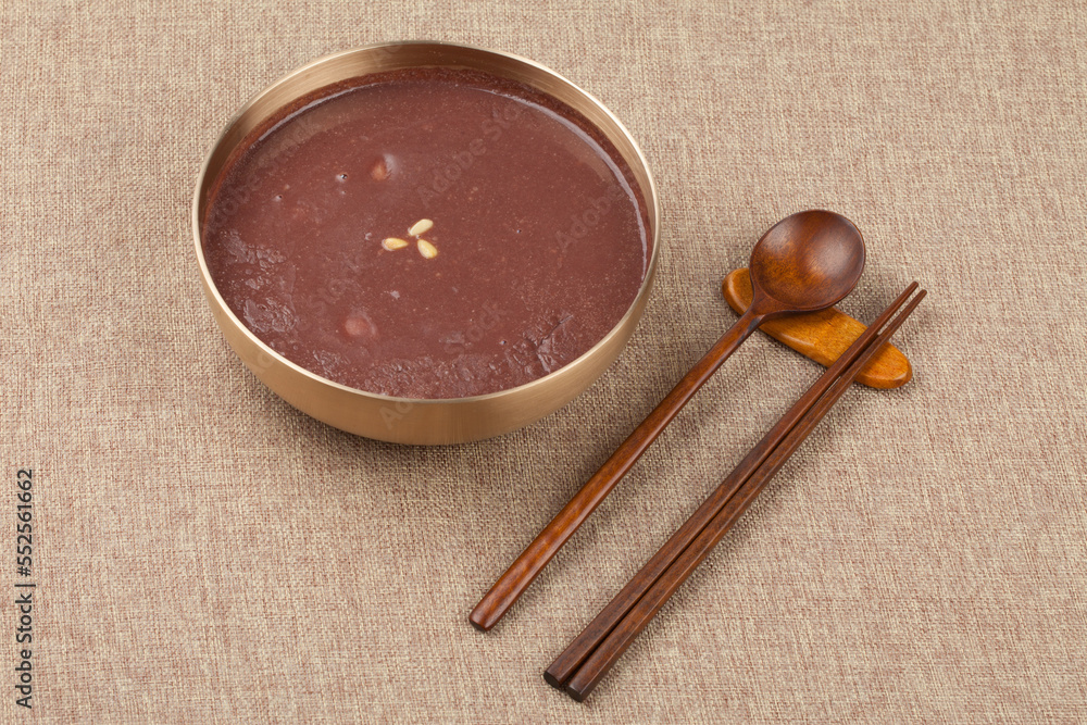 Fototapeta premium Boiled red beans, crushed them in a sieve, put rice in the water of the field, and put it in a soft porridge. 팥을 푹 삶아서 체에 으깨어 밭인 물에 쌀을 넣고 쑨 죽.