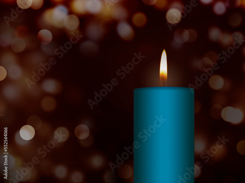 Brennende Kerze in Blau auf dunklem Hintergrund zu Weihnachten, Lichtreflexe im Hintergrund