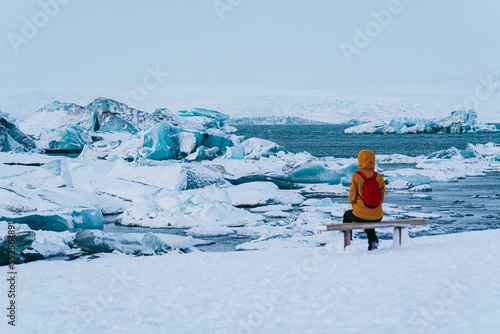 Obraz na płótnie sitting woman watching the impressive glacier w salonie