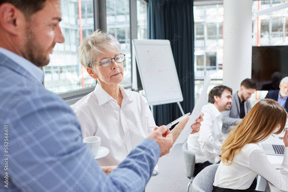 Fototapeta premium Business partners read a log together