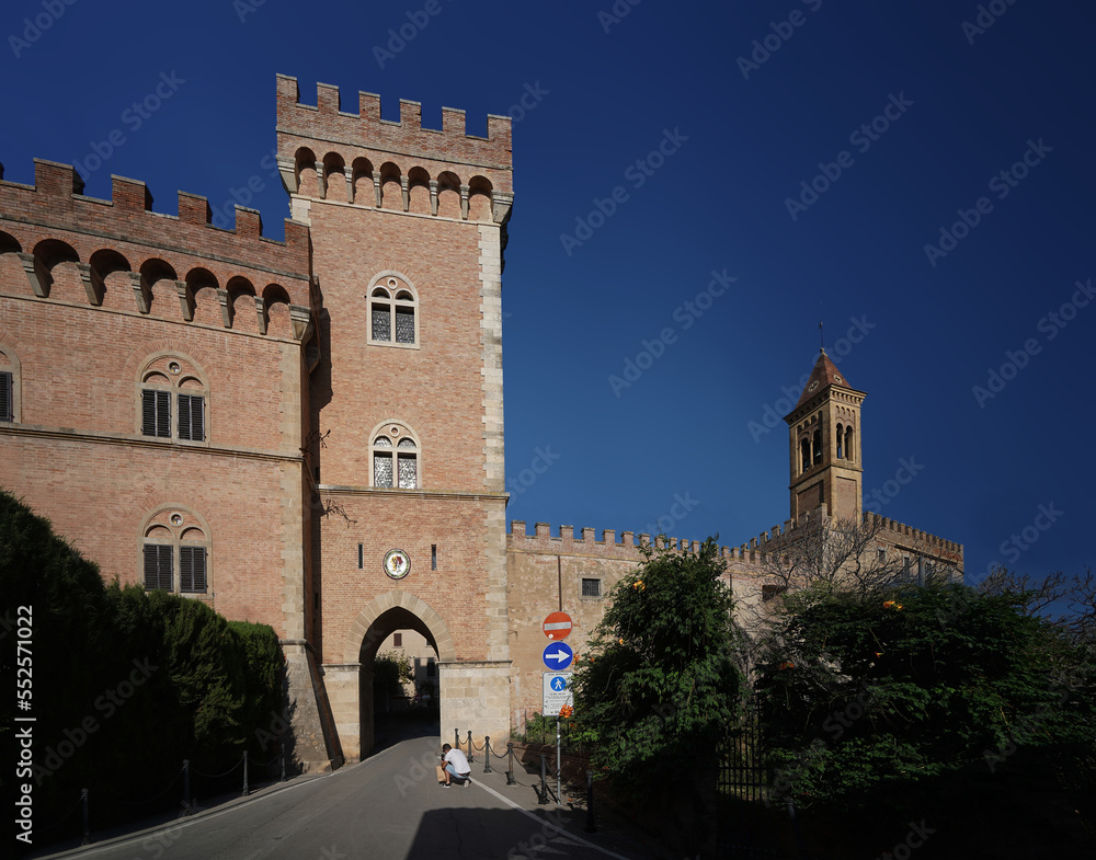Il castello di Bolgheri (Toscana) e la porta della città