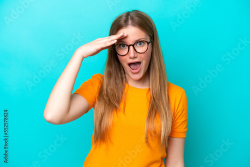 Young caucasian woman isolated on blue background has realized something and intending the solution