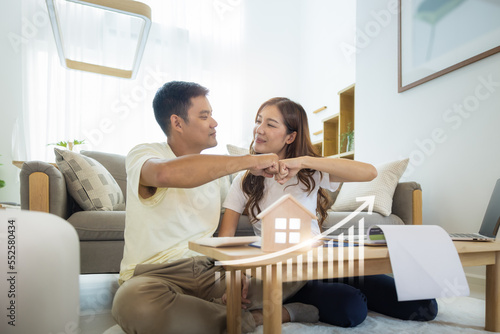 Foto Asian couple in home or house