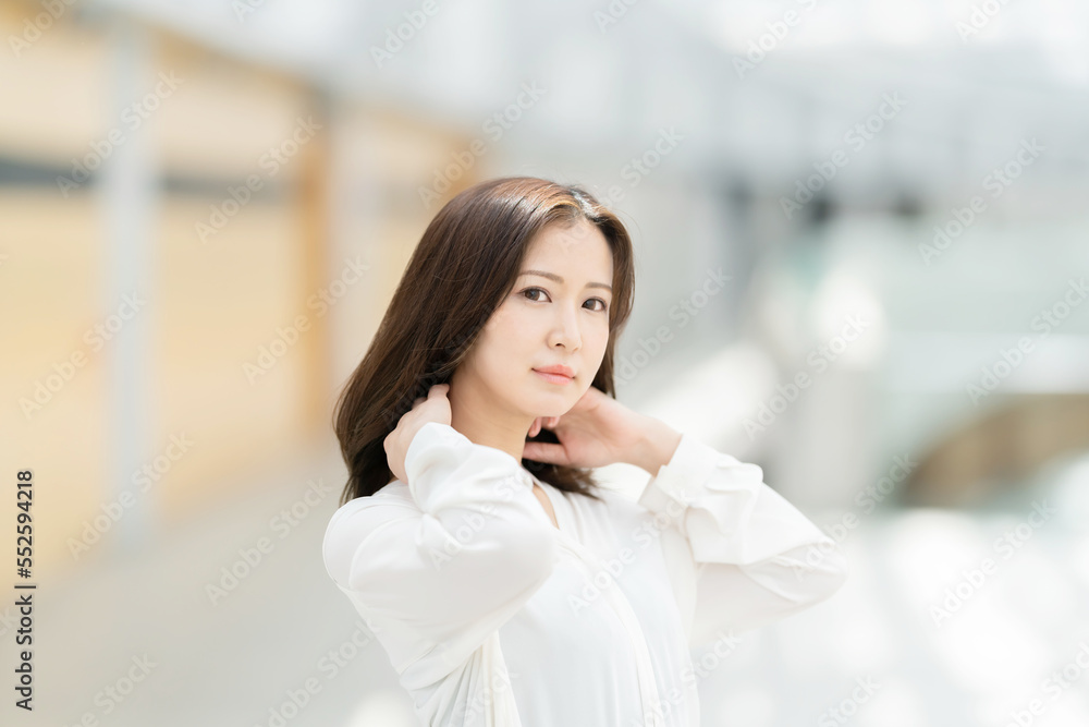 Fototapeta premium 見つめる女性