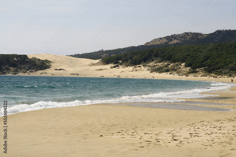 La plage naturelle et sauvage de Bolonia, située à une vingtaine de kilomètres au nord de Tarifa en Andalousie en Espagne, a une grande dune de sable blanc de 30 mètres de haut et 200 mètres de large