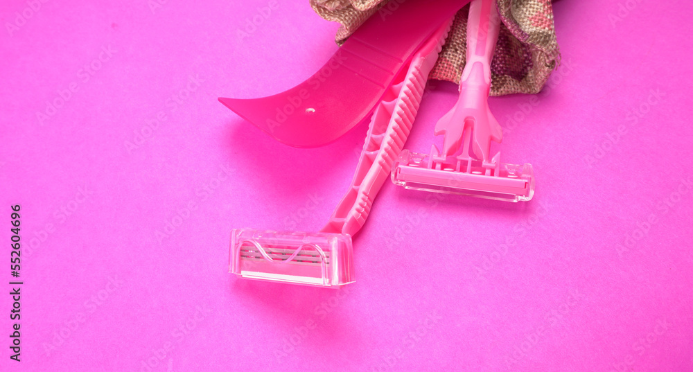 New pink disposable razors for safe shaving of female skin.Razor for ...