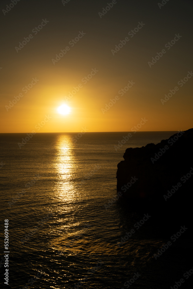 Piękny zachód słońca na morzu, pionowy kadr. 