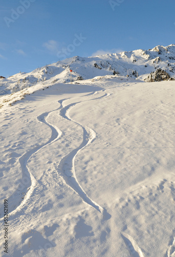 Fresh Snow Spoor; mountains; wintersport Hochzillertal; Austria | Frische Ski-Schneespuren im Hochzillertal in Österreich photo