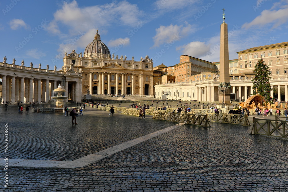 Roma piazza san pietro con il presepe e l'albero addobbato per il natale 2022