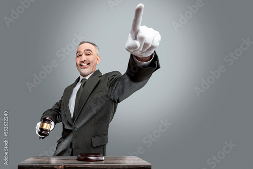Schilderij op canvas Auctioneer, salesperson with gavel at public auction