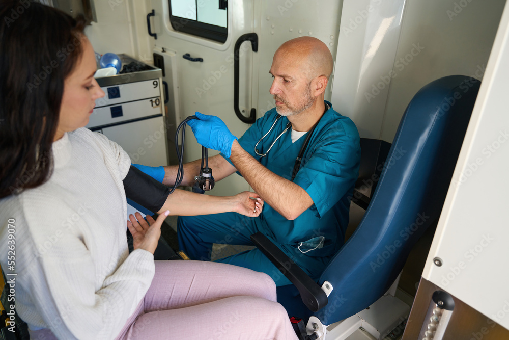 Obraz premium Doctor prepares the hand of patient to measure blood pressure