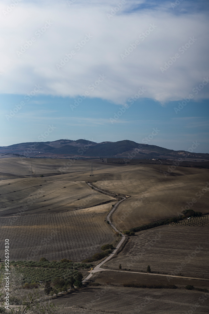 Paisaje de montaña junto a pueblo blanco andaluz en la provincia de cadiz