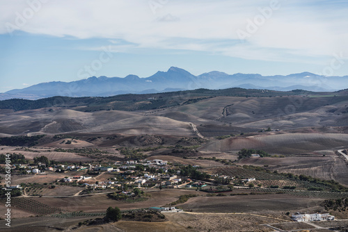 Paisaje de montaña junto a pueblo blanco andaluz en la provincia de cadiz