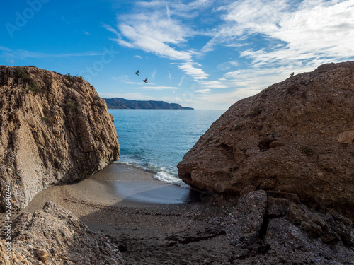 Cala en la costa rocosa de Nerja