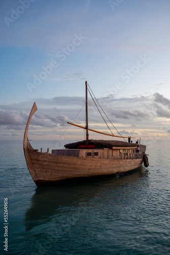 Eine traditionelle Dhoni nach einer Sunset-Cruise auf den Malediven bei Sonnenuntergang im indischen Ozean