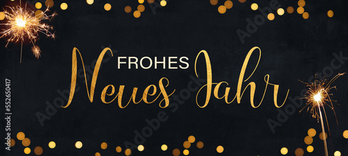 Frohes neues Jahr 2024 Silvester Feiertags Grußkarte mit Text - Goldene Wunderkerzen und Bokeh Lichter, Collage an schwarzem Himmel in der Nacht