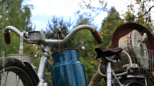 old bicycle with ornaments set as an ornament from in the garden
stary rower z ozdobami ustawionymi jako ozdoba z ogrodu photo