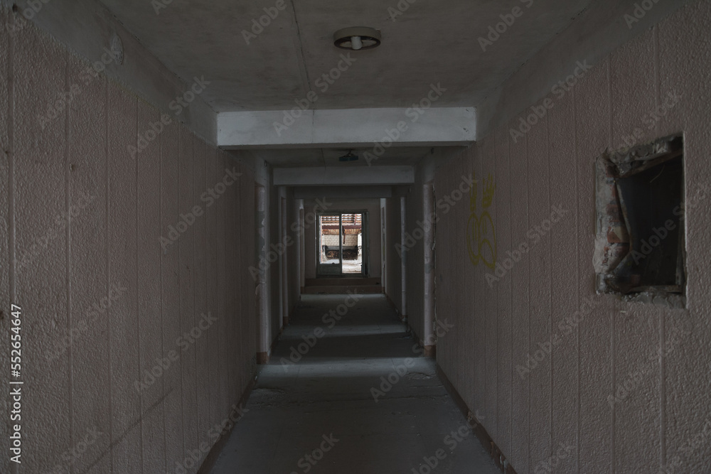 Fototapeta premium A long corridor in an abandoned building