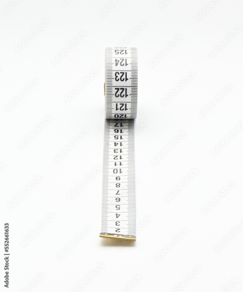 Cinta métrica de sastre blanca sobre fondo blanco