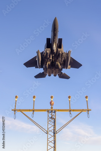 Foto Fighter jet flying over with missiles on way to combat mission
