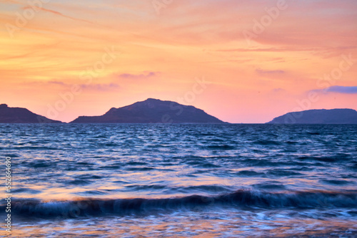Fotografía sunset with three islands in the background, waves in first plane in mazatlan si