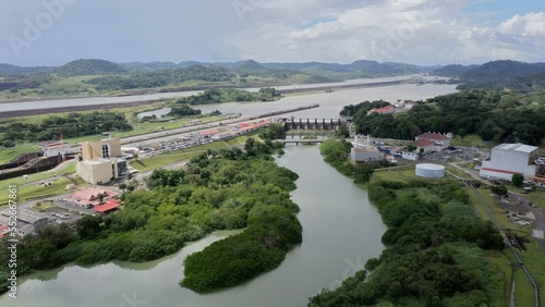 Wallpaper Mural Miraflores Locks and the view of the Dam

Vista de las esclusas de Miraflores y la presa a un costado. Torontodigital.ca