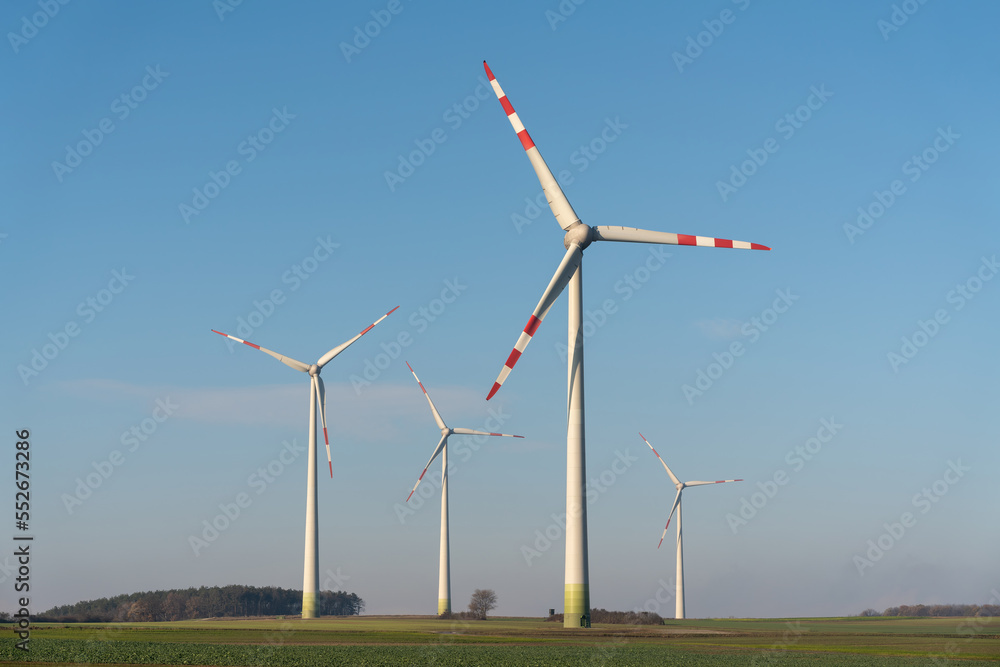 Windkraftanlagen auf dem Feld