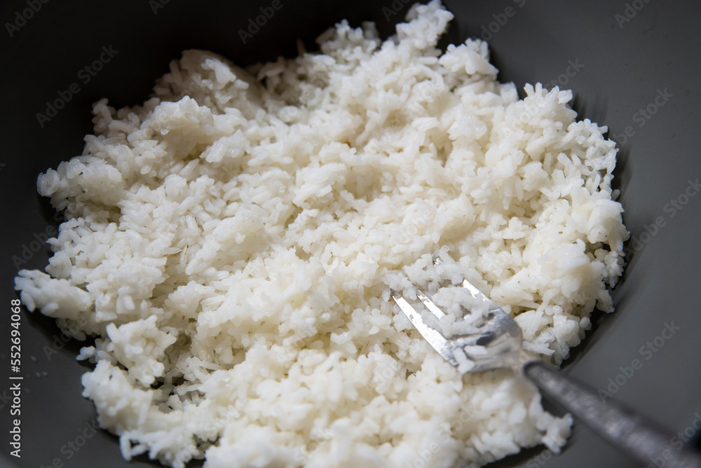 Obraz na płótnie Ugotowany biały ryż w dużej szarej misce w salonie