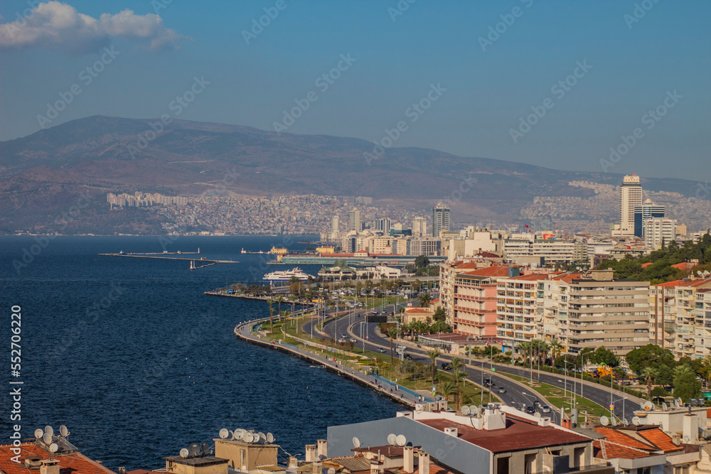 Naklejka premium Cityscape with sea, sky and sunshine