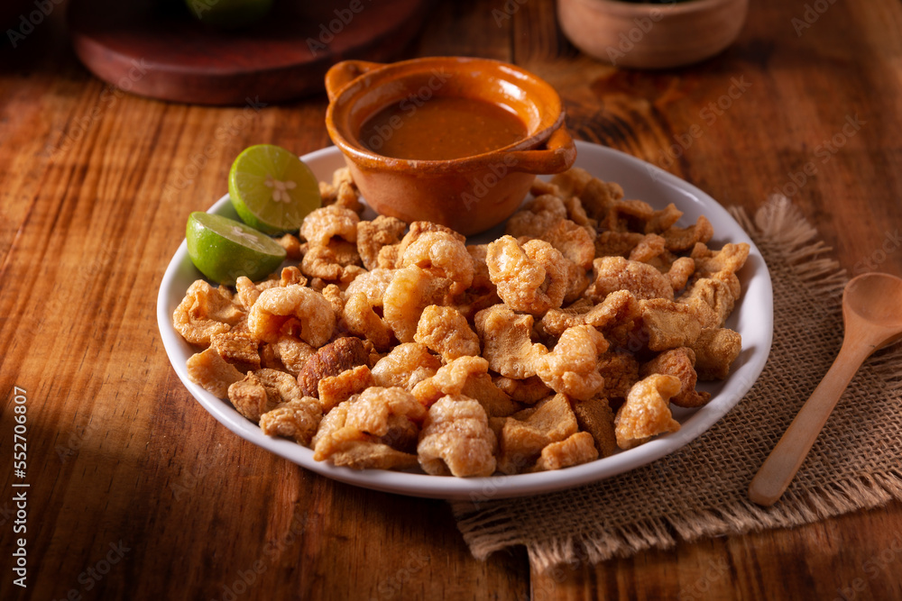 Foto de Chicharrones. Deep fried pork rinds, crispy pork skin pieces, traditional mexican