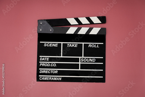 Fotografia movie clapper on red table background ; film, cinema and video photography conce
