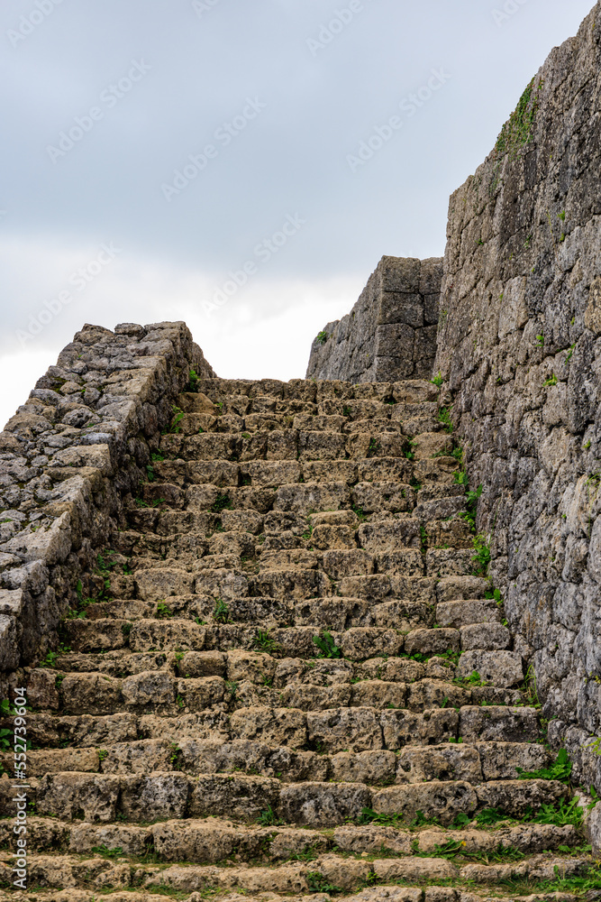 古城の石階段と城壁