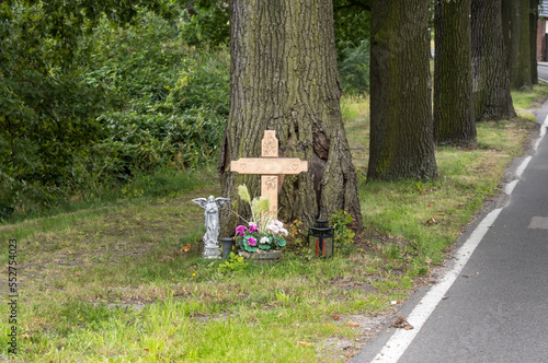 Ein Unfallkreuz am Straßenrand photo