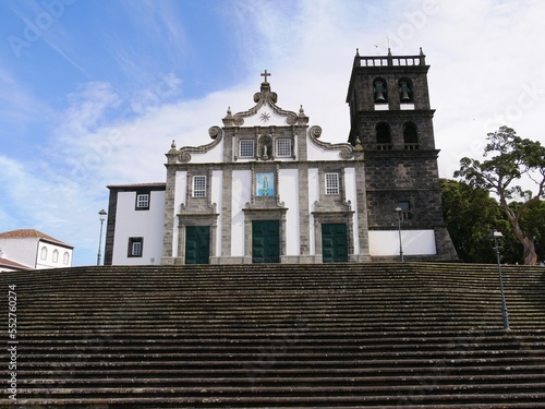 Eglise typique blanche et noire Igreja Matriz de Nossa Senhora da Estrela à Ribeira Grande sur l'île de Sao Miguel dans l'archipel des Açores au Portugal. Europe photo