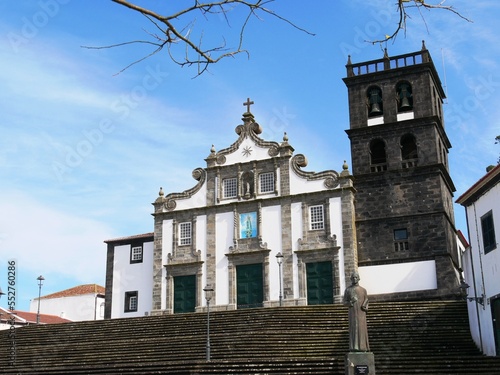 Eglise typique blanche et noire Igreja Matriz de Nossa Senhora da Estrela à Ribeira Grande sur l'île de Sao Miguel dans l'archipel des Açores au Portugal. Europe photo