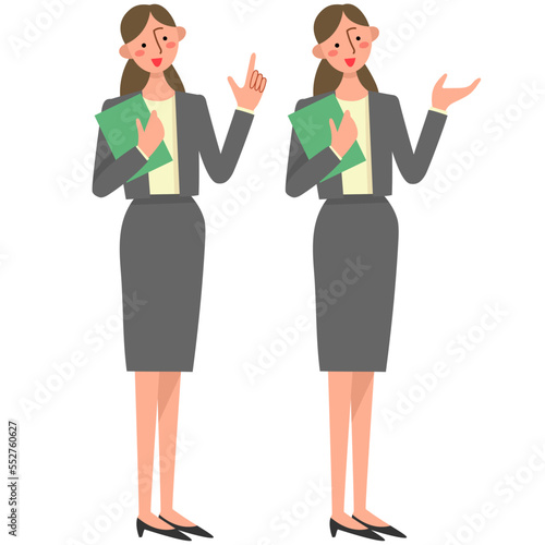 説明をするスーツ姿の若い女性