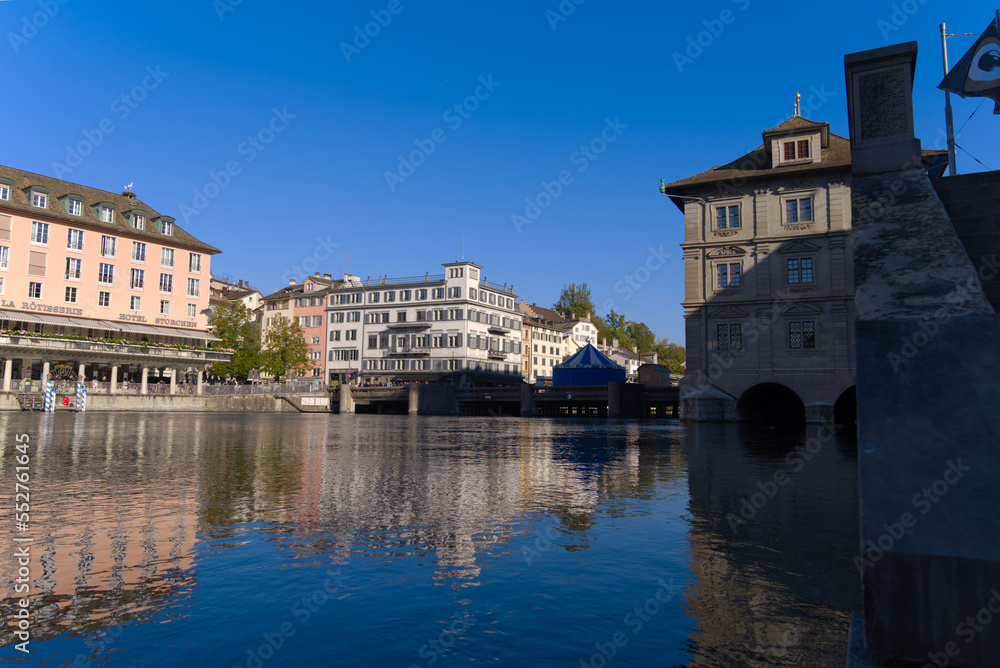 Obraz premium Beautiful cityscape of the old town of Zürich with Limmat River in the foreground with historic houses and bridge on a sunny late summer morning. Photo taken September 22nd, 2022, Zurich, Switzerland.