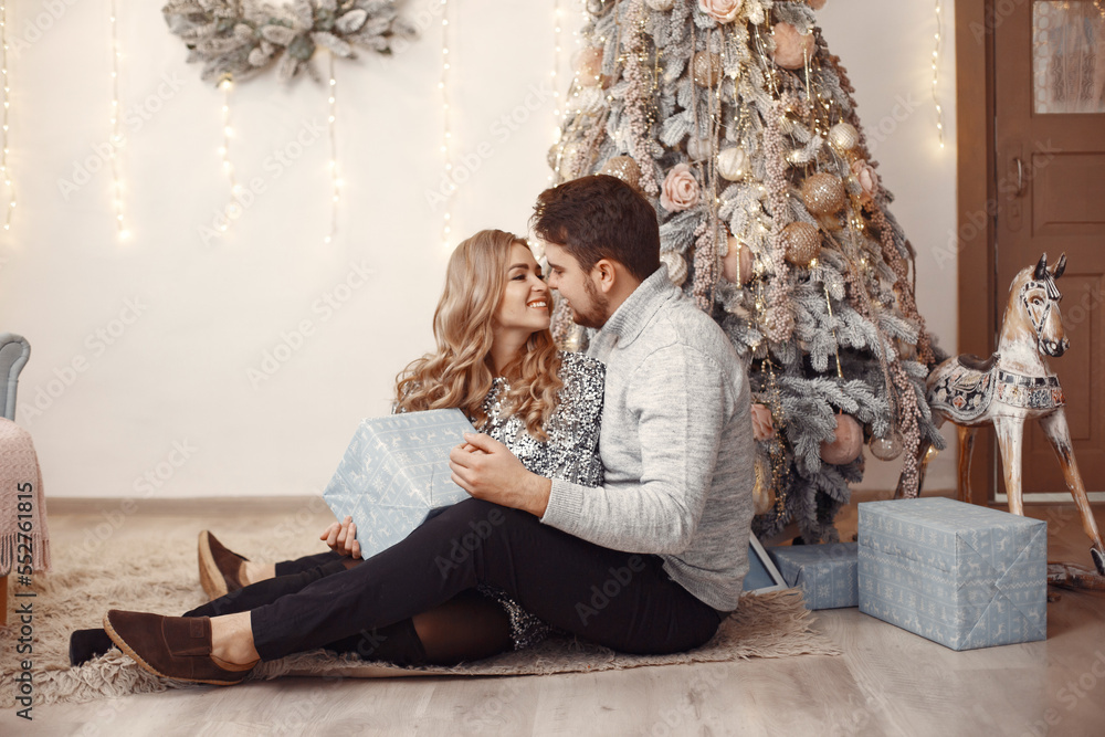 Obraz premium Elegant couple celebrate new year in the room