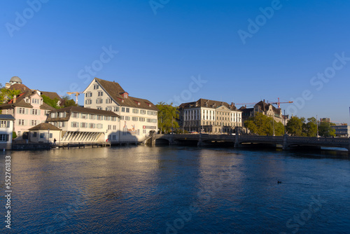 Scenic view of the old town of City of Zürich with Limmat River and historic houses on a sunny late summer morning. Photo taken September 22nd, 2022, Zurich, Switzerland. © Michael Derrer Fuchs