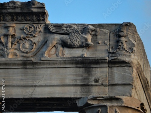 Roma, foro romano, archeologia, Tempio antonino e faustina photo
