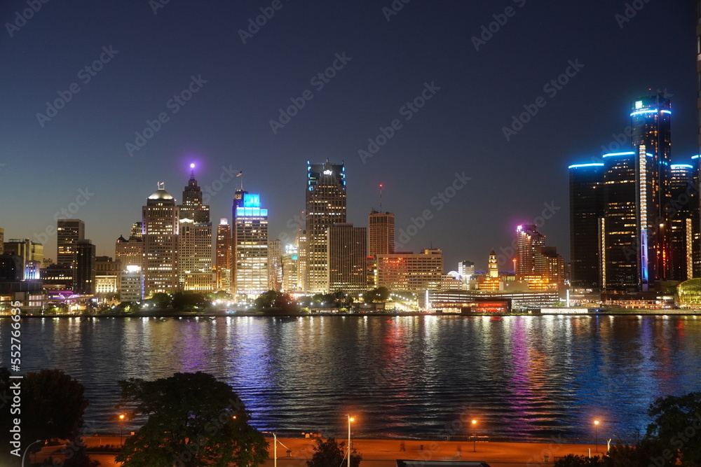 Obraz premium Detroit skyscraper across river view cityscape