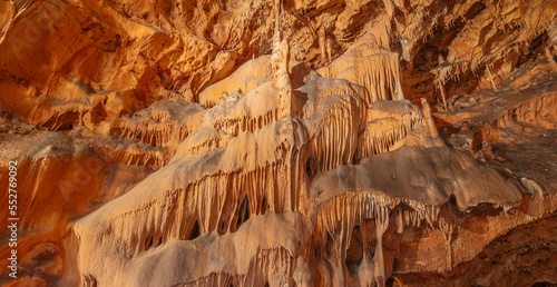 Fotografie Formations géologiques de stalactites et stalagmites dans une grotte souterraine