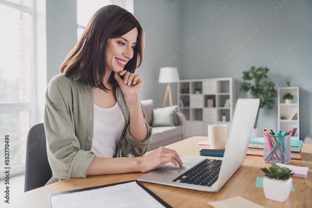 Photo of charming happy lady assistant boss speak interviewee online talk discuss skill knowledge comfort workstation office home indoor Photo of charming happy lady assistant boss speak interviewee online talk discuss skill knowledge comfort workstation office home indoor
